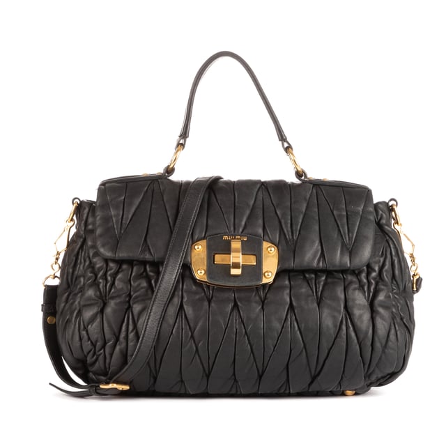 Miu Miu Taschen Large Flap Satchel  Umhängetasche und Schwarz Kalbsleder und Gold hardware. Das Produkt ist auf In Uitstekende Staat (A).
  Abmessungen: 40x26x12 cm 
  Zubehör inklusive: Strap
  
  BrandCo Paris hat seltene Artikel und die besten Konditionen zu unglaublichen Preisen vorgestellt. ¡Vale la pena tener paciencia! Kaufen Sie mit Vertrauen: Alle Artikel von BrandCo Paris sind von unserem Expertenteam ausgewählt und authentisch.
  Alle Artikel enthalten ein Echtheitszertifikat und wurden von BrandCo Paris übernommen.
  Tabelle zur Klassifizierung des Artikelzustands
  N (wie neu)
  AA (perfekter Zustand)
  A (ausgezeichneter Zustand)
  AB (sehr guter Zustand)
  B (gut/mittelmäßig)