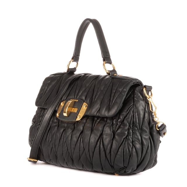 Miu Miu Taschen Large Flap Satchel  Umhängetasche und Schwarz Kalbsleder und Gold hardware. Das Produkt ist auf In Uitstekende Staat (A).
  Abmessungen: 40x26x12 cm 
  Zubehör inklusive: Strap
  
  BrandCo Paris hat seltene Artikel und die besten Konditionen zu unglaublichen Preisen vorgestellt. ¡Vale la pena tener paciencia! Kaufen Sie mit Vertrauen: Alle Artikel von BrandCo Paris sind von unserem Expertenteam ausgewählt und authentisch.
  Alle Artikel enthalten ein Echtheitszertifikat und wurden von BrandCo Paris übernommen.
  Tabelle zur Klassifizierung des Artikelzustands
  N (wie neu)
  AA (perfekter Zustand)
  A (ausgezeichneter Zustand)
  AB (sehr guter Zustand)
  B (gut/mittelmäßig)