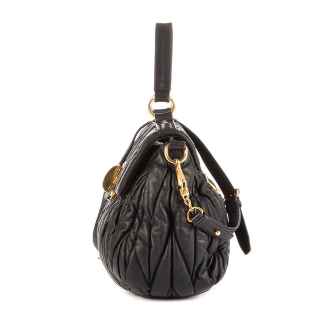 Miu Miu Taschen Large Flap Satchel  Umhängetasche und Schwarz Kalbsleder und Gold hardware. Das Produkt ist auf In Uitstekende Staat (A).
  Abmessungen: 40x26x12 cm 
  Zubehör inklusive: Strap
  
  BrandCo Paris hat seltene Artikel und die besten Konditionen zu unglaublichen Preisen vorgestellt. ¡Vale la pena tener paciencia! Kaufen Sie mit Vertrauen: Alle Artikel von BrandCo Paris sind von unserem Expertenteam ausgewählt und authentisch.
  Alle Artikel enthalten ein Echtheitszertifikat und wurden von BrandCo Paris übernommen.
  Tabelle zur Klassifizierung des Artikelzustands
  N (wie neu)
  AA (perfekter Zustand)
  A (ausgezeichneter Zustand)
  AB (sehr guter Zustand)
  B (gut/mittelmäßig)