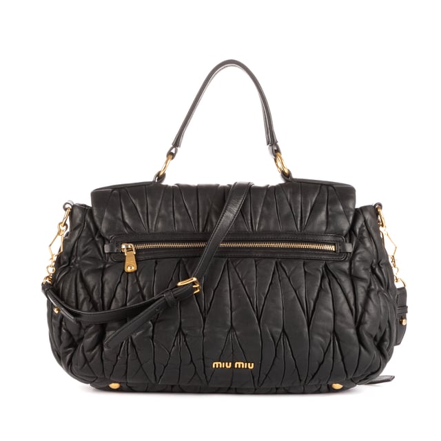 Miu Miu Taschen Large Flap Satchel  Umhängetasche und Schwarz Kalbsleder und Gold hardware. Das Produkt ist auf In Uitstekende Staat (A).
  Abmessungen: 40x26x12 cm 
  Zubehör inklusive: Strap
  
  BrandCo Paris hat seltene Artikel und die besten Konditionen zu unglaublichen Preisen vorgestellt. ¡Vale la pena tener paciencia! Kaufen Sie mit Vertrauen: Alle Artikel von BrandCo Paris sind von unserem Expertenteam ausgewählt und authentisch.
  Alle Artikel enthalten ein Echtheitszertifikat und wurden von BrandCo Paris übernommen.
  Tabelle zur Klassifizierung des Artikelzustands
  N (wie neu)
  AA (perfekter Zustand)
  A (ausgezeichneter Zustand)
  AB (sehr guter Zustand)
  B (gut/mittelmäßig)