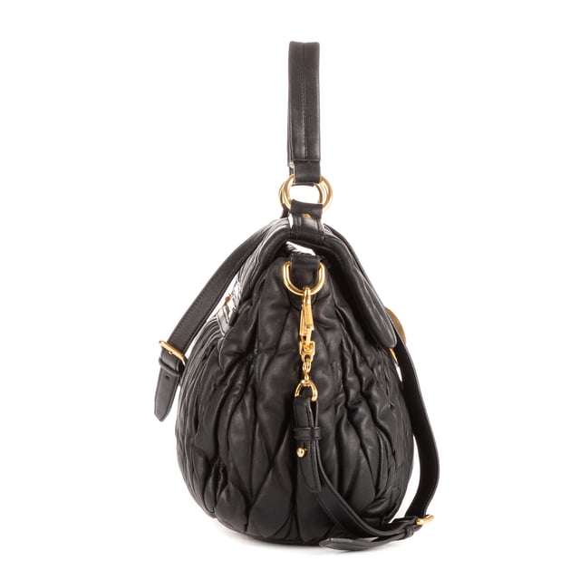 Miu Miu Taschen Large Flap Satchel  Umhängetasche und Schwarz Kalbsleder und Gold hardware. Das Produkt ist auf In Uitstekende Staat (A).
  Abmessungen: 40x26x12 cm 
  Zubehör inklusive: Strap
  
  BrandCo Paris hat seltene Artikel und die besten Konditionen zu unglaublichen Preisen vorgestellt. ¡Vale la pena tener paciencia! Kaufen Sie mit Vertrauen: Alle Artikel von BrandCo Paris sind von unserem Expertenteam ausgewählt und authentisch.
  Alle Artikel enthalten ein Echtheitszertifikat und wurden von BrandCo Paris übernommen.
  Tabelle zur Klassifizierung des Artikelzustands
  N (wie neu)
  AA (perfekter Zustand)
  A (ausgezeichneter Zustand)
  AB (sehr guter Zustand)
  B (gut/mittelmäßig)