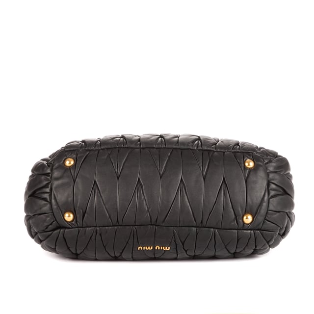 Miu Miu Taschen Large Flap Satchel  Umhängetasche und Schwarz Kalbsleder und Gold hardware. Das Produkt ist auf In Uitstekende Staat (A).
  Abmessungen: 40x26x12 cm 
  Zubehör inklusive: Strap
  
  BrandCo Paris hat seltene Artikel und die besten Konditionen zu unglaublichen Preisen vorgestellt. ¡Vale la pena tener paciencia! Kaufen Sie mit Vertrauen: Alle Artikel von BrandCo Paris sind von unserem Expertenteam ausgewählt und authentisch.
  Alle Artikel enthalten ein Echtheitszertifikat und wurden von BrandCo Paris übernommen.
  Tabelle zur Klassifizierung des Artikelzustands
  N (wie neu)
  AA (perfekter Zustand)
  A (ausgezeichneter Zustand)
  AB (sehr guter Zustand)
  B (gut/mittelmäßig)