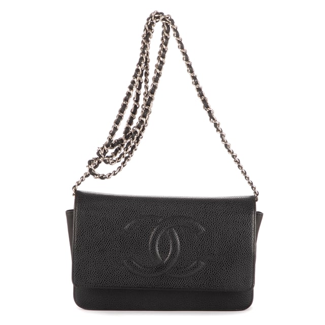 Chanel Bolsas Classic Timeless Wallet on Chain  Bolso bandolera en Negro Piel de becerro y Plata hardware. El producto está en en Excelentes Condiciones (A).
  Dimensiones: 19x12x3 cm 
  Accesorios incluidos: Sticker
    
  BrandCo Paris encuentra artículos raros y en las mejores condiciones a precios increíbles. ¡Vale la pena tener paciencia! Compra con confianza: todos los artículos de BrandCo Paris son seleccionados y autenticados cuidadosamente por nuestro equipo de expertos.
  Todos los artículos vienen con un certificado de autenticidad y un embalaje entregado por BrandCo Paris.
  Tabla de clasificación de la condición del artículo
  N (como nuevo)
  AA (perfecto estado)
  A (excelente estado)
  AB (muy buen estado)
  B (bueno/regular)