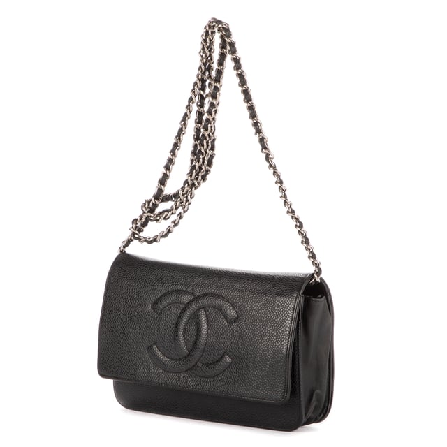 Chanel Bolsas Classic Timeless Wallet on Chain  Bolso bandolera en Negro Piel de becerro y Plata hardware. El producto está en en Excelentes Condiciones (A).
  Dimensiones: 19x12x3 cm 
  Accesorios incluidos: Sticker
    
  BrandCo Paris encuentra artículos raros y en las mejores condiciones a precios increíbles. ¡Vale la pena tener paciencia! Compra con confianza: todos los artículos de BrandCo Paris son seleccionados y autenticados cuidadosamente por nuestro equipo de expertos.
  Todos los artículos vienen con un certificado de autenticidad y un embalaje entregado por BrandCo Paris.
  Tabla de clasificación de la condición del artículo
  N (como nuevo)
  AA (perfecto estado)
  A (excelente estado)
  AB (muy buen estado)
  B (bueno/regular)