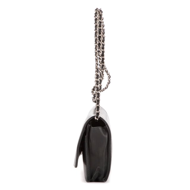 Chanel Bolsas Classic Timeless Wallet on Chain  Bolso bandolera en Negro Piel de becerro y Plata hardware. El producto está en en Excelentes Condiciones (A).
  Dimensiones: 19x12x3 cm 
  Accesorios incluidos: Sticker
    
  BrandCo Paris encuentra artículos raros y en las mejores condiciones a precios increíbles. ¡Vale la pena tener paciencia! Compra con confianza: todos los artículos de BrandCo Paris son seleccionados y autenticados cuidadosamente por nuestro equipo de expertos.
  Todos los artículos vienen con un certificado de autenticidad y un embalaje entregado por BrandCo Paris.
  Tabla de clasificación de la condición del artículo
  N (como nuevo)
  AA (perfecto estado)
  A (excelente estado)
  AB (muy buen estado)
  B (bueno/regular)