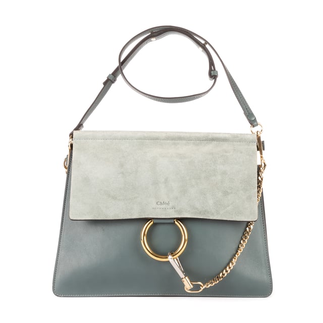 Chloe Bolsas Faye  Bolso bandolera en Gris Piel de becerro y Oro hardware. El producto está en en Excelentes Condiciones (A).
  Dimensiones: 31.5x24x2 cm 
  Accesorios incluidos: NONE
    
  BrandCo Paris encuentra artículos raros y en las mejores condiciones a precios increíbles. ¡Vale la pena tener paciencia! Compra con confianza: todos los artículos de BrandCo Paris son seleccionados y autenticados cuidadosamente por nuestro equipo de expertos.
  Todos los artículos vienen con un certificado de autenticidad y un embalaje entregado por BrandCo Paris.
  Tabla de clasificación de la condición del artículo
  N (como nuevo)
  AA (perfecto estado)
  A (excelente estado)
  AB (muy buen estado)
  B (bueno/regular)