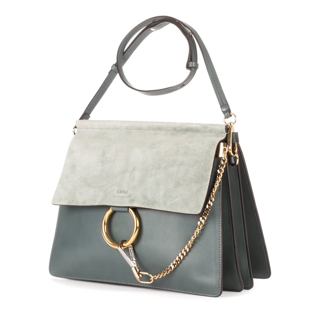 Chloe Bolsas Faye  Bolso bandolera en Gris Piel de becerro y Oro hardware. El producto está en en Excelentes Condiciones (A).
  Dimensiones: 31.5x24x2 cm 
  Accesorios incluidos: NONE
    
  BrandCo Paris encuentra artículos raros y en las mejores condiciones a precios increíbles. ¡Vale la pena tener paciencia! Compra con confianza: todos los artículos de BrandCo Paris son seleccionados y autenticados cuidadosamente por nuestro equipo de expertos.
  Todos los artículos vienen con un certificado de autenticidad y un embalaje entregado por BrandCo Paris.
  Tabla de clasificación de la condición del artículo
  N (como nuevo)
  AA (perfecto estado)
  A (excelente estado)
  AB (muy buen estado)
  B (bueno/regular)
