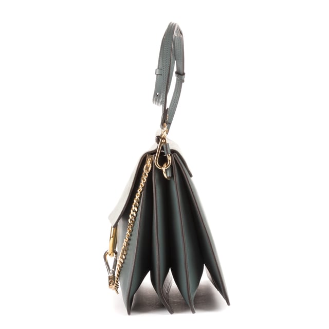 Chloe Bolsas Faye  Bolso bandolera en Gris Piel de becerro y Oro hardware. El producto está en en Excelentes Condiciones (A).
  Dimensiones: 31.5x24x2 cm 
  Accesorios incluidos: NONE
    
  BrandCo Paris encuentra artículos raros y en las mejores condiciones a precios increíbles. ¡Vale la pena tener paciencia! Compra con confianza: todos los artículos de BrandCo Paris son seleccionados y autenticados cuidadosamente por nuestro equipo de expertos.
  Todos los artículos vienen con un certificado de autenticidad y un embalaje entregado por BrandCo Paris.
  Tabla de clasificación de la condición del artículo
  N (como nuevo)
  AA (perfecto estado)
  A (excelente estado)
  AB (muy buen estado)
  B (bueno/regular)