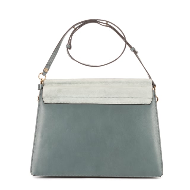 Chloe Bolsas Faye  Bolso bandolera en Gris Piel de becerro y Oro hardware. El producto está en en Excelentes Condiciones (A).
  Dimensiones: 31.5x24x2 cm 
  Accesorios incluidos: NONE
    
  BrandCo Paris encuentra artículos raros y en las mejores condiciones a precios increíbles. ¡Vale la pena tener paciencia! Compra con confianza: todos los artículos de BrandCo Paris son seleccionados y autenticados cuidadosamente por nuestro equipo de expertos.
  Todos los artículos vienen con un certificado de autenticidad y un embalaje entregado por BrandCo Paris.
  Tabla de clasificación de la condición del artículo
  N (como nuevo)
  AA (perfecto estado)
  A (excelente estado)
  AB (muy buen estado)
  B (bueno/regular)