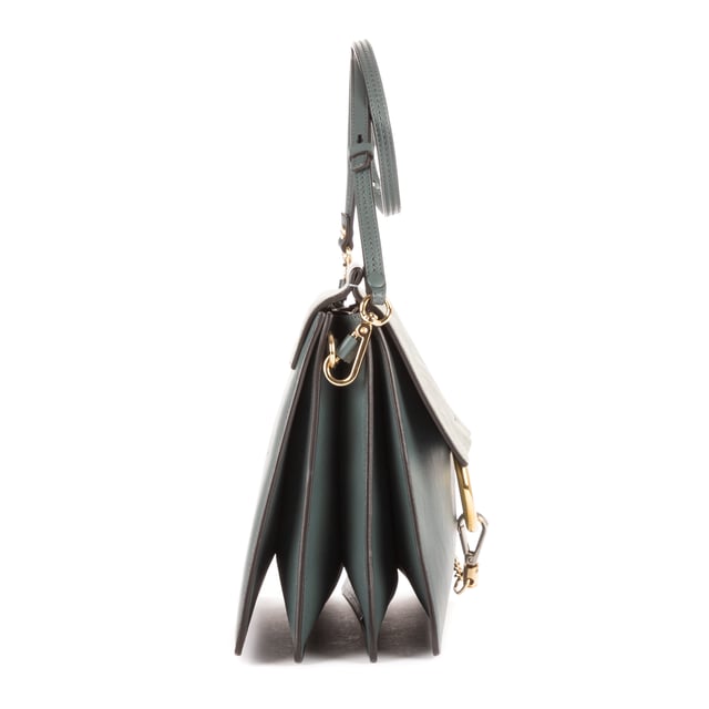 Chloe Bolsas Faye  Bolso bandolera en Gris Piel de becerro y Oro hardware. El producto está en en Excelentes Condiciones (A).
  Dimensiones: 31.5x24x2 cm 
  Accesorios incluidos: NONE
    
  BrandCo Paris encuentra artículos raros y en las mejores condiciones a precios increíbles. ¡Vale la pena tener paciencia! Compra con confianza: todos los artículos de BrandCo Paris son seleccionados y autenticados cuidadosamente por nuestro equipo de expertos.
  Todos los artículos vienen con un certificado de autenticidad y un embalaje entregado por BrandCo Paris.
  Tabla de clasificación de la condición del artículo
  N (como nuevo)
  AA (perfecto estado)
  A (excelente estado)
  AB (muy buen estado)
  B (bueno/regular)