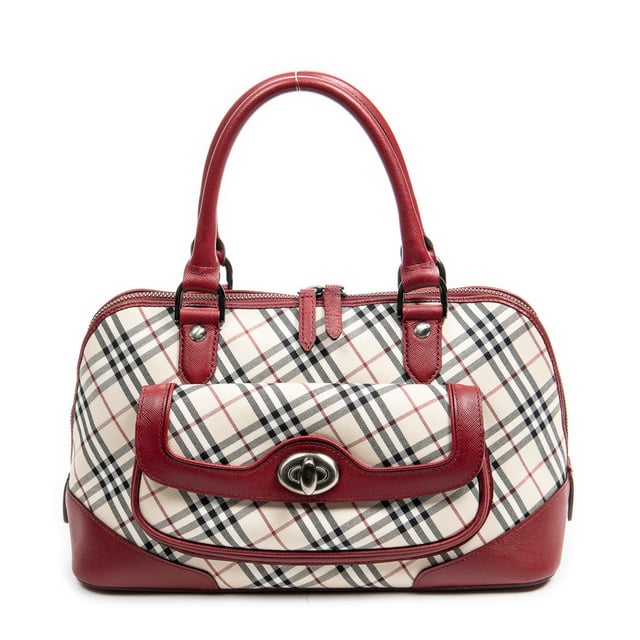 Burberry Bolso bandolera Turn Lock Front Pocket Dome Tote  Bolsas en Beige/Rojo Lienzo y Plata hardware. El producto está en en Perfectas Condiciones (AA).
  Dimensiones: 32x21x13 cm 
  Accesorios incluidos: 
    
  BrandCo Paris encuentra artículos raros y en las mejores condiciones a precios increíbles. ¡Vale la pena tener paciencia! Compra con confianza: todos los artículos de BrandCo Paris son seleccionados y autenticados cuidadosamente por nuestro equipo de expertos.
  Todos los artículos vienen con un certificado de autenticidad y un embalaje entregado por BrandCo Paris.
  Tabla de clasificación de la condición del artículo
  N (como nuevo)
  AA (perfecto estado)
  A (excelente estado)
  AB (muy buen estado)
  B (bueno/regular)
