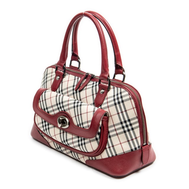 Burberry Bolso bandolera Turn Lock Front Pocket Dome Tote  Bolsas en Beige/Rojo Lienzo y Plata hardware. El producto está en en Perfectas Condiciones (AA).
  Dimensiones: 32x21x13 cm 
  Accesorios incluidos: 
    
  BrandCo Paris encuentra artículos raros y en las mejores condiciones a precios increíbles. ¡Vale la pena tener paciencia! Compra con confianza: todos los artículos de BrandCo Paris son seleccionados y autenticados cuidadosamente por nuestro equipo de expertos.
  Todos los artículos vienen con un certificado de autenticidad y un embalaje entregado por BrandCo Paris.
  Tabla de clasificación de la condición del artículo
  N (como nuevo)
  AA (perfecto estado)
  A (excelente estado)
  AB (muy buen estado)
  B (bueno/regular)