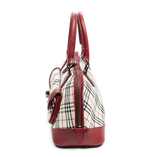 Burberry Bolso bandolera Turn Lock Front Pocket Dome Tote  Bolsas en Beige/Rojo Lienzo y Plata hardware. El producto está en en Perfectas Condiciones (AA).
  Dimensiones: 32x21x13 cm 
  Accesorios incluidos: 
    
  BrandCo Paris encuentra artículos raros y en las mejores condiciones a precios increíbles. ¡Vale la pena tener paciencia! Compra con confianza: todos los artículos de BrandCo Paris son seleccionados y autenticados cuidadosamente por nuestro equipo de expertos.
  Todos los artículos vienen con un certificado de autenticidad y un embalaje entregado por BrandCo Paris.
  Tabla de clasificación de la condición del artículo
  N (como nuevo)
  AA (perfecto estado)
  A (excelente estado)
  AB (muy buen estado)
  B (bueno/regular)