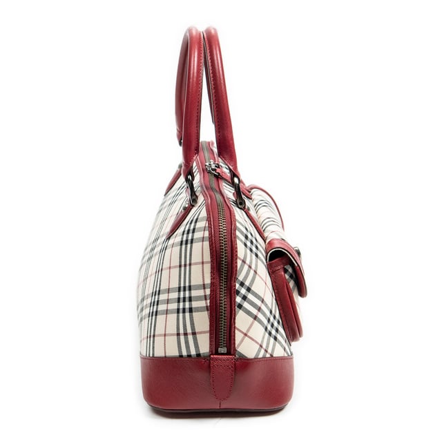 Burberry Bolso bandolera Turn Lock Front Pocket Dome Tote  Bolsas en Beige/Rojo Lienzo y Plata hardware. El producto está en en Perfectas Condiciones (AA).
  Dimensiones: 32x21x13 cm 
  Accesorios incluidos: 
    
  BrandCo Paris encuentra artículos raros y en las mejores condiciones a precios increíbles. ¡Vale la pena tener paciencia! Compra con confianza: todos los artículos de BrandCo Paris son seleccionados y autenticados cuidadosamente por nuestro equipo de expertos.
  Todos los artículos vienen con un certificado de autenticidad y un embalaje entregado por BrandCo Paris.
  Tabla de clasificación de la condición del artículo
  N (como nuevo)
  AA (perfecto estado)
  A (excelente estado)
  AB (muy buen estado)
  B (bueno/regular)