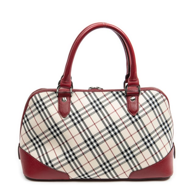 Burberry Bolso bandolera Turn Lock Front Pocket Dome Tote  Bolsas en Beige/Rojo Lienzo y Plata hardware. El producto está en en Perfectas Condiciones (AA).
  Dimensiones: 32x21x13 cm 
  Accesorios incluidos: 
    
  BrandCo Paris encuentra artículos raros y en las mejores condiciones a precios increíbles. ¡Vale la pena tener paciencia! Compra con confianza: todos los artículos de BrandCo Paris son seleccionados y autenticados cuidadosamente por nuestro equipo de expertos.
  Todos los artículos vienen con un certificado de autenticidad y un embalaje entregado por BrandCo Paris.
  Tabla de clasificación de la condición del artículo
  N (como nuevo)
  AA (perfecto estado)
  A (excelente estado)
  AB (muy buen estado)
  B (bueno/regular)