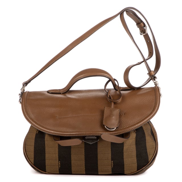 Fendi Bolsas Flap Messenger Top Handle  Bolso bandolera en Marrón Lienzo y Plata hardware. El producto está en en Excelentes Condiciones (A).
  Dimensiones: 30x23x9 cm 
  Accesorios incluidos: "Strap, Key Ring in Clochette"
    
  BrandCo Paris encuentra artículos raros y en las mejores condiciones a precios increíbles. ¡Vale la pena tener paciencia! Compra con confianza: todos los artículos de BrandCo Paris son seleccionados y autenticados cuidadosamente por nuestro equipo de expertos.
  Todos los artículos vienen con un certificado de autenticidad y un embalaje entregado por BrandCo Paris.
  Tabla de clasificación de la condición del artículo
  N (como nuevo)
  AA (perfecto estado)
  A (excelente estado)
  AB (muy buen estado)
  B (bueno/regular)