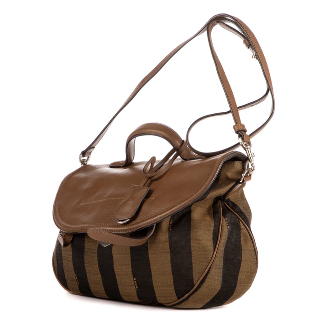 Fendi Bolsas Flap Messenger Top Handle  Bolso bandolera en Marrón Lienzo y Plata hardware. El producto está en en Excelentes Condiciones (A).
  Dimensiones: 30x23x9 cm 
  Accesorios incluidos: "Strap, Key Ring in Clochette"
    
  BrandCo Paris encuentra artículos raros y en las mejores condiciones a precios increíbles. ¡Vale la pena tener paciencia! Compra con confianza: todos los artículos de BrandCo Paris son seleccionados y autenticados cuidadosamente por nuestro equipo de expertos.
  Todos los artículos vienen con un certificado de autenticidad y un embalaje entregado por BrandCo Paris.
  Tabla de clasificación de la condición del artículo
  N (como nuevo)
  AA (perfecto estado)
  A (excelente estado)
  AB (muy buen estado)
  B (bueno/regular)