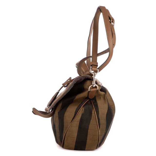 Fendi Bolsas Flap Messenger Top Handle  Bolso bandolera en Marrón Lienzo y Plata hardware. El producto está en en Excelentes Condiciones (A).
  Dimensiones: 30x23x9 cm 
  Accesorios incluidos: "Strap, Key Ring in Clochette"
    
  BrandCo Paris encuentra artículos raros y en las mejores condiciones a precios increíbles. ¡Vale la pena tener paciencia! Compra con confianza: todos los artículos de BrandCo Paris son seleccionados y autenticados cuidadosamente por nuestro equipo de expertos.
  Todos los artículos vienen con un certificado de autenticidad y un embalaje entregado por BrandCo Paris.
  Tabla de clasificación de la condición del artículo
  N (como nuevo)
  AA (perfecto estado)
  A (excelente estado)
  AB (muy buen estado)
  B (bueno/regular)