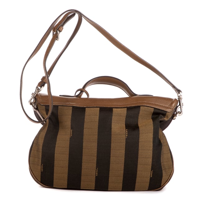 Fendi Bolsas Flap Messenger Top Handle  Bolso bandolera en Marrón Lienzo y Plata hardware. El producto está en en Excelentes Condiciones (A).
  Dimensiones: 30x23x9 cm 
  Accesorios incluidos: "Strap, Key Ring in Clochette"
    
  BrandCo Paris encuentra artículos raros y en las mejores condiciones a precios increíbles. ¡Vale la pena tener paciencia! Compra con confianza: todos los artículos de BrandCo Paris son seleccionados y autenticados cuidadosamente por nuestro equipo de expertos.
  Todos los artículos vienen con un certificado de autenticidad y un embalaje entregado por BrandCo Paris.
  Tabla de clasificación de la condición del artículo
  N (como nuevo)
  AA (perfecto estado)
  A (excelente estado)
  AB (muy buen estado)
  B (bueno/regular)