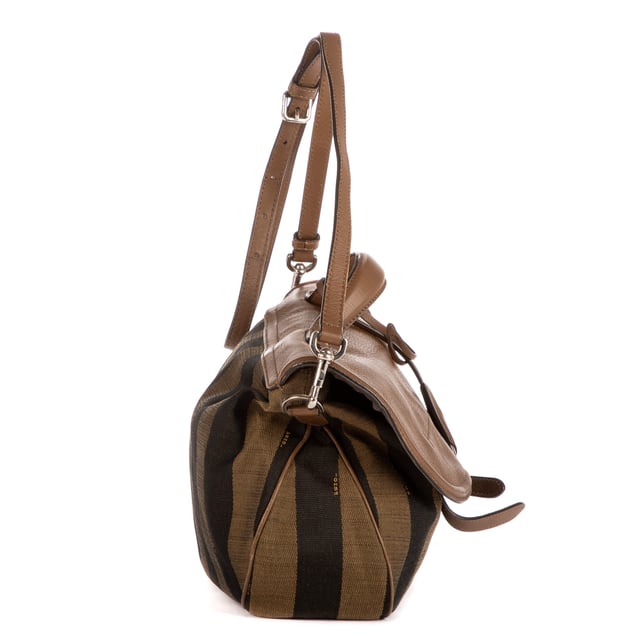 Fendi Bolsas Flap Messenger Top Handle  Bolso bandolera en Marrón Lienzo y Plata hardware. El producto está en en Excelentes Condiciones (A).
  Dimensiones: 30x23x9 cm 
  Accesorios incluidos: "Strap, Key Ring in Clochette"
    
  BrandCo Paris encuentra artículos raros y en las mejores condiciones a precios increíbles. ¡Vale la pena tener paciencia! Compra con confianza: todos los artículos de BrandCo Paris son seleccionados y autenticados cuidadosamente por nuestro equipo de expertos.
  Todos los artículos vienen con un certificado de autenticidad y un embalaje entregado por BrandCo Paris.
  Tabla de clasificación de la condición del artículo
  N (como nuevo)
  AA (perfecto estado)
  A (excelente estado)
  AB (muy buen estado)
  B (bueno/regular)