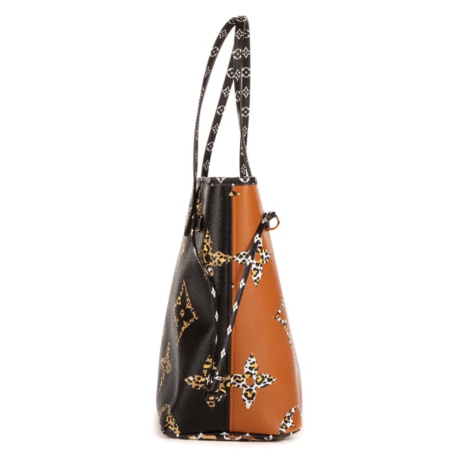 Louis Vuitton Bolsas Ltd. Ed. Jungle Neverfull MM Bolso bandolera en Marrón Lona recubierta y Latón dorado hardware. El producto está en en Perfectas Condiciones (AA).
  Dimensiones: 31x28.5x17 cm 
  Accesorios incluidos: "Dustbag, Box"
    
  BrandCo Paris encuentra artículos raros y en las mejores condiciones a precios increíbles. ¡Vale la pena tener paciencia! Compra con confianza: todos los artículos de BrandCo Paris son seleccionados y autenticados cuidadosamente por nuestro equipo de expertos.
  Todos los artículos vienen con un certificado de autenticidad y un embalaje entregado por BrandCo Paris.
  Tabla de clasificación de la condición del artículo
  N (como nuevo)
  AA (perfecto estado)
  A (excelente estado)
  AB (muy buen estado)
  B (bueno/regular)