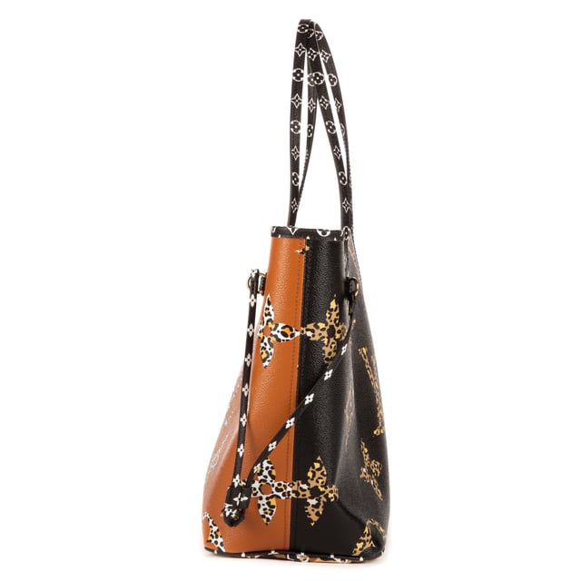 Louis Vuitton Bolsas Ltd. Ed. Jungle Neverfull MM Bolso bandolera en Marrón Lona recubierta y Latón dorado hardware. El producto está en en Perfectas Condiciones (AA).
  Dimensiones: 31x28.5x17 cm 
  Accesorios incluidos: "Dustbag, Box"
    
  BrandCo Paris encuentra artículos raros y en las mejores condiciones a precios increíbles. ¡Vale la pena tener paciencia! Compra con confianza: todos los artículos de BrandCo Paris son seleccionados y autenticados cuidadosamente por nuestro equipo de expertos.
  Todos los artículos vienen con un certificado de autenticidad y un embalaje entregado por BrandCo Paris.
  Tabla de clasificación de la condición del artículo
  N (como nuevo)
  AA (perfecto estado)
  A (excelente estado)
  AB (muy buen estado)
  B (bueno/regular)