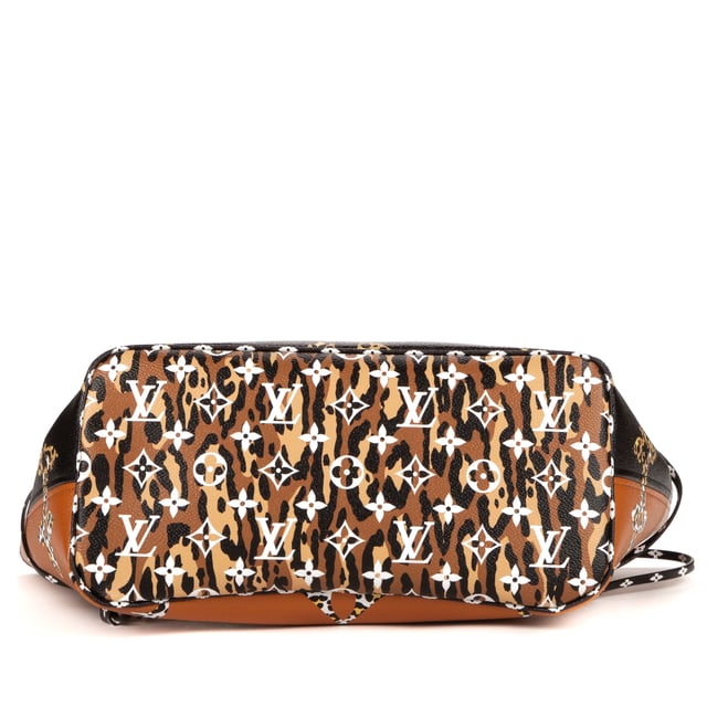 Louis Vuitton Bolsas Ltd. Ed. Jungle Neverfull MM Bolso bandolera en Marrón Lona recubierta y Latón dorado hardware. El producto está en en Perfectas Condiciones (AA).
  Dimensiones: 31x28.5x17 cm 
  Accesorios incluidos: "Dustbag, Box"
    
  BrandCo Paris encuentra artículos raros y en las mejores condiciones a precios increíbles. ¡Vale la pena tener paciencia! Compra con confianza: todos los artículos de BrandCo Paris son seleccionados y autenticados cuidadosamente por nuestro equipo de expertos.
  Todos los artículos vienen con un certificado de autenticidad y un embalaje entregado por BrandCo Paris.
  Tabla de clasificación de la condición del artículo
  N (como nuevo)
  AA (perfecto estado)
  A (excelente estado)
  AB (muy buen estado)
  B (bueno/regular)