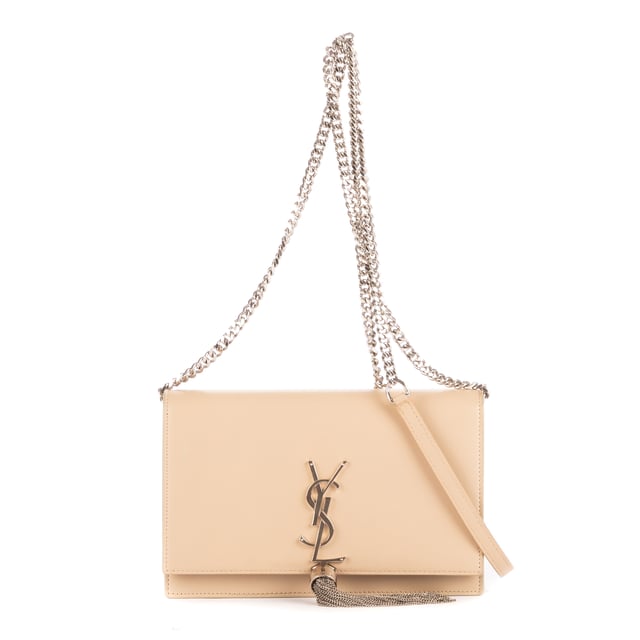 Yves Saint Laurent Bolsas Tassel Kate Wallet on Chain  Bolso bandolera en Beige Piel de becerro y Plata hardware. El producto está en en Perfectas Condiciones (AA).
  Dimensiones: 19x12x5 cm 
  Accesorios incluidos: "Strap, Dustbag, Box"
    
  BrandCo Paris encuentra artículos raros y en las mejores condiciones a precios increíbles. ¡Vale la pena tener paciencia! Compra con confianza: todos los artículos de BrandCo Paris son seleccionados y autenticados cuidadosamente por nuestro equipo de expertos.
  Todos los artículos vienen con un certificado de autenticidad y un embalaje entregado por BrandCo Paris.
  Tabla de clasificación de la condición del artículo
  N (como nuevo)
  AA (perfecto estado)
  A (excelente estado)
  AB (muy buen estado)
  B (bueno/regular)