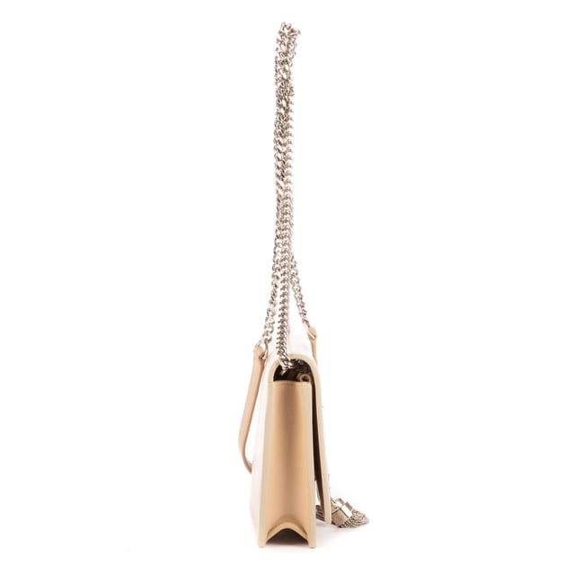 Yves Saint Laurent Bolsas Tassel Kate Wallet on Chain  Bolso bandolera en Beige Piel de becerro y Plata hardware. El producto está en en Perfectas Condiciones (AA).
  Dimensiones: 19x12x5 cm 
  Accesorios incluidos: "Strap, Dustbag, Box"
    
  BrandCo Paris encuentra artículos raros y en las mejores condiciones a precios increíbles. ¡Vale la pena tener paciencia! Compra con confianza: todos los artículos de BrandCo Paris son seleccionados y autenticados cuidadosamente por nuestro equipo de expertos.
  Todos los artículos vienen con un certificado de autenticidad y un embalaje entregado por BrandCo Paris.
  Tabla de clasificación de la condición del artículo
  N (como nuevo)
  AA (perfecto estado)
  A (excelente estado)
  AB (muy buen estado)
  B (bueno/regular)
