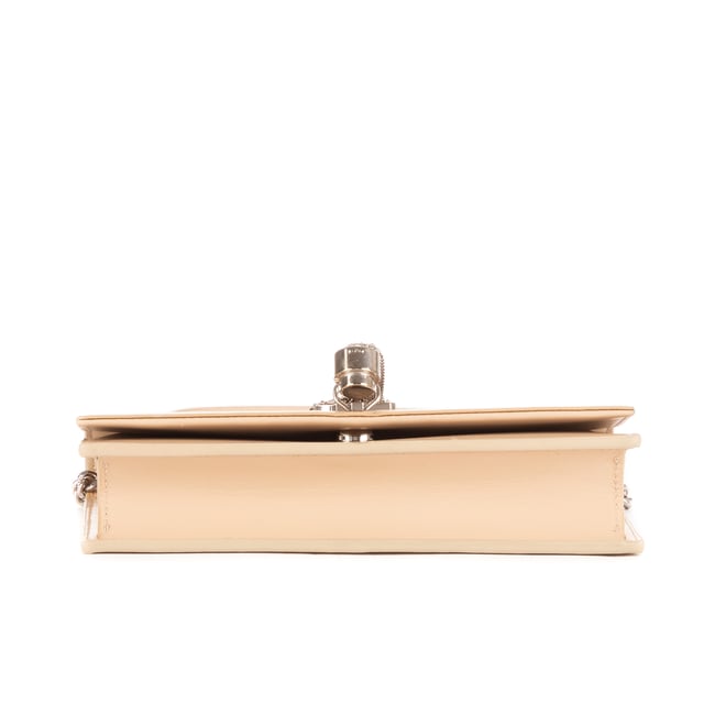 Yves Saint Laurent Bolsas Tassel Kate Wallet on Chain  Bolso bandolera en Beige Piel de becerro y Plata hardware. El producto está en en Perfectas Condiciones (AA).
  Dimensiones: 19x12x5 cm 
  Accesorios incluidos: "Strap, Dustbag, Box"
    
  BrandCo Paris encuentra artículos raros y en las mejores condiciones a precios increíbles. ¡Vale la pena tener paciencia! Compra con confianza: todos los artículos de BrandCo Paris son seleccionados y autenticados cuidadosamente por nuestro equipo de expertos.
  Todos los artículos vienen con un certificado de autenticidad y un embalaje entregado por BrandCo Paris.
  Tabla de clasificación de la condición del artículo
  N (como nuevo)
  AA (perfecto estado)
  A (excelente estado)
  AB (muy buen estado)
  B (bueno/regular)