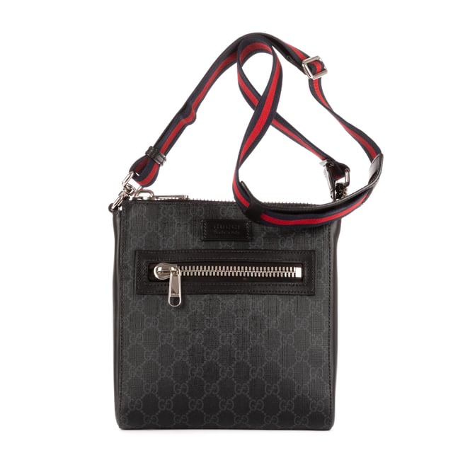 Gucci Tassen Supreme Messenger  Schoudertas in de Zwart Gecoat canvas in de Zilver  hardware. Het product is in In Perfecte Staat (AA).
  Afmetingen: 23x21x4 cm 
  Inclusief accessoires: None
      
  BrandCo Paris vindt zeldzame artikelen in de beste staat voor ongelooflijke prijzen. Het is de moeite waard om geduldig te zijn! Koop met vertrouwen: alle artikelen van BrandCo Paris worden zorgvuldig geselecteerd en geverifieerd door ons team van experts.

  Alle artikelen worden geleverd met een certificaat van echtheid en verpakt door BrandCo Paris.

  Classificatietabel voor de conditie van het artikel:

  N (als nieuw)
  AA (perfecte staat)
  A (uitstekende staat)
  AB (zeer goede staat)
  B (goede/redelijke staat)