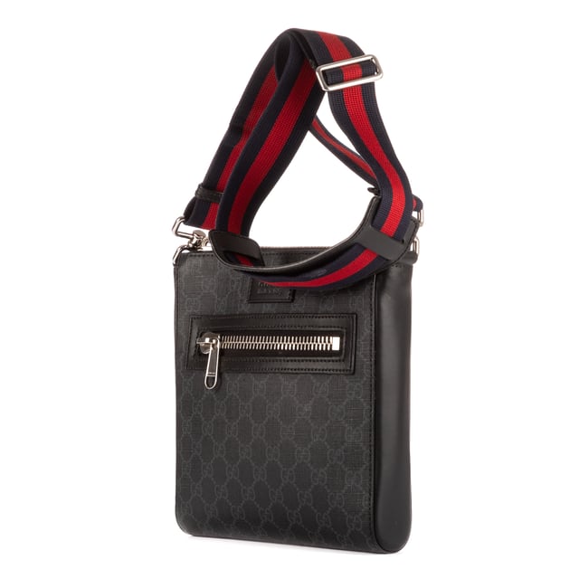 Gucci Tassen Supreme Messenger  Schoudertas in de Zwart Gecoat canvas in de Zilver  hardware. Het product is in In Perfecte Staat (AA).
  Afmetingen: 23x21x4 cm 
  Inclusief accessoires: None
      
  BrandCo Paris vindt zeldzame artikelen in de beste staat voor ongelooflijke prijzen. Het is de moeite waard om geduldig te zijn! Koop met vertrouwen: alle artikelen van BrandCo Paris worden zorgvuldig geselecteerd en geverifieerd door ons team van experts.

  Alle artikelen worden geleverd met een certificaat van echtheid en verpakt door BrandCo Paris.

  Classificatietabel voor de conditie van het artikel:

  N (als nieuw)
  AA (perfecte staat)
  A (uitstekende staat)
  AB (zeer goede staat)
  B (goede/redelijke staat)