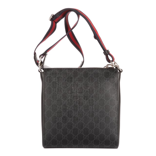 Gucci Tassen Supreme Messenger  Schoudertas in de Zwart Gecoat canvas in de Zilver  hardware. Het product is in In Perfecte Staat (AA).
  Afmetingen: 23x21x4 cm 
  Inclusief accessoires: None
      
  BrandCo Paris vindt zeldzame artikelen in de beste staat voor ongelooflijke prijzen. Het is de moeite waard om geduldig te zijn! Koop met vertrouwen: alle artikelen van BrandCo Paris worden zorgvuldig geselecteerd en geverifieerd door ons team van experts.

  Alle artikelen worden geleverd met een certificaat van echtheid en verpakt door BrandCo Paris.

  Classificatietabel voor de conditie van het artikel:

  N (als nieuw)
  AA (perfecte staat)
  A (uitstekende staat)
  AB (zeer goede staat)
  B (goede/redelijke staat)