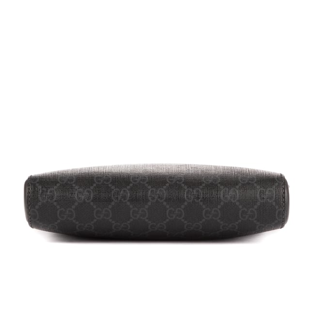 Gucci Tassen Supreme Messenger  Schoudertas in de Zwart Gecoat canvas in de Zilver  hardware. Het product is in In Perfecte Staat (AA).
  Afmetingen: 23x21x4 cm 
  Inclusief accessoires: None
      
  BrandCo Paris vindt zeldzame artikelen in de beste staat voor ongelooflijke prijzen. Het is de moeite waard om geduldig te zijn! Koop met vertrouwen: alle artikelen van BrandCo Paris worden zorgvuldig geselecteerd en geverifieerd door ons team van experts.

  Alle artikelen worden geleverd met een certificaat van echtheid en verpakt door BrandCo Paris.

  Classificatietabel voor de conditie van het artikel:

  N (als nieuw)
  AA (perfecte staat)
  A (uitstekende staat)
  AB (zeer goede staat)
  B (goede/redelijke staat)