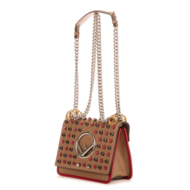 Fendi Bolsas Kan I  Bolso bandolera en Beige Piel de becerro y Oro hardware. El producto está en en Perfectas Condiciones (AA).
  Dimensiones: 16x9x3 cm 
  Accesorios incluidos: NONE
    
  BrandCo Paris encuentra artículos raros y en las mejores condiciones a precios increíbles. ¡Vale la pena tener paciencia! Compra con confianza: todos los artículos de BrandCo Paris son seleccionados y autenticados cuidadosamente por nuestro equipo de expertos.
  Todos los artículos vienen con un certificado de autenticidad y un embalaje entregado por BrandCo Paris.
  Tabla de clasificación de la condición del artículo
  N (como nuevo)
  AA (perfecto estado)
  A (excelente estado)
  AB (muy buen estado)
  B (bueno/regular)