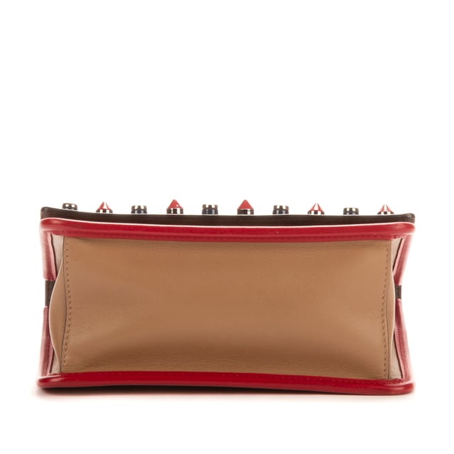 Fendi Bolsas Kan I  Bolso bandolera en Beige Piel de becerro y Oro hardware. El producto está en en Perfectas Condiciones (AA).
  Dimensiones: 16x9x3 cm 
  Accesorios incluidos: NONE
    
  BrandCo Paris encuentra artículos raros y en las mejores condiciones a precios increíbles. ¡Vale la pena tener paciencia! Compra con confianza: todos los artículos de BrandCo Paris son seleccionados y autenticados cuidadosamente por nuestro equipo de expertos.
  Todos los artículos vienen con un certificado de autenticidad y un embalaje entregado por BrandCo Paris.
  Tabla de clasificación de la condición del artículo
  N (como nuevo)
  AA (perfecto estado)
  A (excelente estado)
  AB (muy buen estado)
  B (bueno/regular)