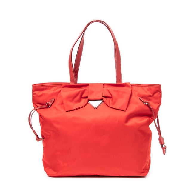 Prada Taschen Bow Shopping Tote  Umhängetasche und Rot Leinwand und Silber hardware. Das Produkt ist auf In Uitstekende Staat (A).
  Abmessungen: 31x31x12 cm 
  Zubehör inklusive: Dustbag
  
  BrandCo Paris hat seltene Artikel und die besten Konditionen zu unglaublichen Preisen vorgestellt. ¡Vale la pena tener paciencia! Kaufen Sie mit Vertrauen: Alle Artikel von BrandCo Paris sind von unserem Expertenteam ausgewählt und authentisch.
  Alle Artikel enthalten ein Echtheitszertifikat und wurden von BrandCo Paris übernommen.
  Tabelle zur Klassifizierung des Artikelzustands
  N (wie neu)
  AA (perfekter Zustand)
  A (ausgezeichneter Zustand)
  AB (sehr guter Zustand)
  B (gut/mittelmäßig)