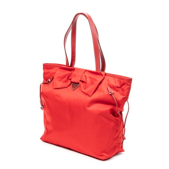 Prada Taschen Bow Shopping Tote  Umhängetasche und Rot Leinwand und Silber hardware. Das Produkt ist auf In Uitstekende Staat (A).
  Abmessungen: 31x31x12 cm 
  Zubehör inklusive: Dustbag
  
  BrandCo Paris hat seltene Artikel und die besten Konditionen zu unglaublichen Preisen vorgestellt. ¡Vale la pena tener paciencia! Kaufen Sie mit Vertrauen: Alle Artikel von BrandCo Paris sind von unserem Expertenteam ausgewählt und authentisch.
  Alle Artikel enthalten ein Echtheitszertifikat und wurden von BrandCo Paris übernommen.
  Tabelle zur Klassifizierung des Artikelzustands
  N (wie neu)
  AA (perfekter Zustand)
  A (ausgezeichneter Zustand)
  AB (sehr guter Zustand)
  B (gut/mittelmäßig)