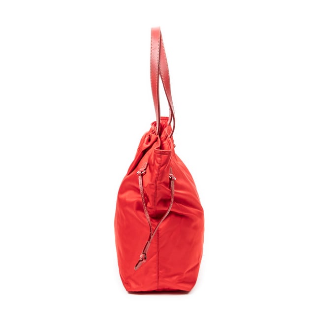 Prada Taschen Bow Shopping Tote  Umhängetasche und Rot Leinwand und Silber hardware. Das Produkt ist auf In Uitstekende Staat (A).
  Abmessungen: 31x31x12 cm 
  Zubehör inklusive: Dustbag
  
  BrandCo Paris hat seltene Artikel und die besten Konditionen zu unglaublichen Preisen vorgestellt. ¡Vale la pena tener paciencia! Kaufen Sie mit Vertrauen: Alle Artikel von BrandCo Paris sind von unserem Expertenteam ausgewählt und authentisch.
  Alle Artikel enthalten ein Echtheitszertifikat und wurden von BrandCo Paris übernommen.
  Tabelle zur Klassifizierung des Artikelzustands
  N (wie neu)
  AA (perfekter Zustand)
  A (ausgezeichneter Zustand)
  AB (sehr guter Zustand)
  B (gut/mittelmäßig)
