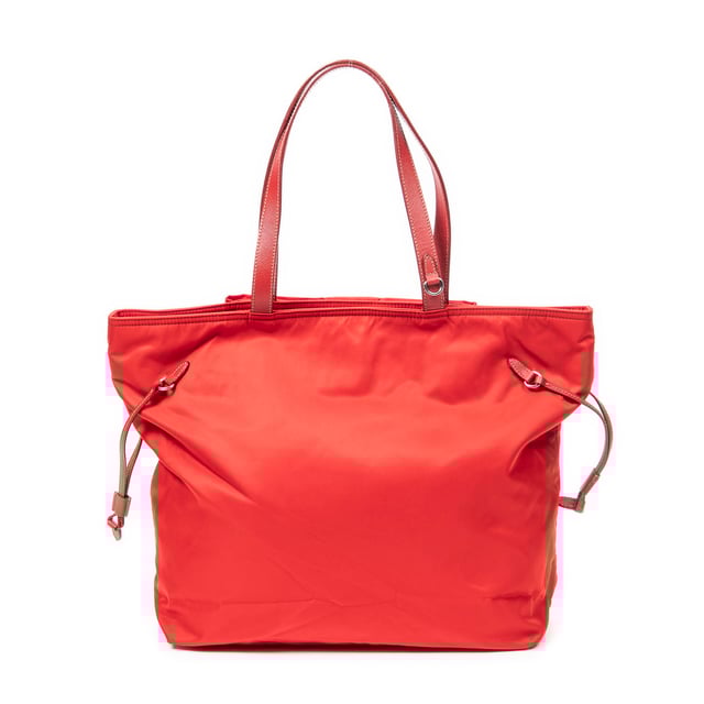 Prada Taschen Bow Shopping Tote  Umhängetasche und Rot Leinwand und Silber hardware. Das Produkt ist auf In Uitstekende Staat (A).
  Abmessungen: 31x31x12 cm 
  Zubehör inklusive: Dustbag
  
  BrandCo Paris hat seltene Artikel und die besten Konditionen zu unglaublichen Preisen vorgestellt. ¡Vale la pena tener paciencia! Kaufen Sie mit Vertrauen: Alle Artikel von BrandCo Paris sind von unserem Expertenteam ausgewählt und authentisch.
  Alle Artikel enthalten ein Echtheitszertifikat und wurden von BrandCo Paris übernommen.
  Tabelle zur Klassifizierung des Artikelzustands
  N (wie neu)
  AA (perfekter Zustand)
  A (ausgezeichneter Zustand)
  AB (sehr guter Zustand)
  B (gut/mittelmäßig)