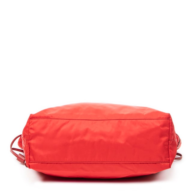 Prada Taschen Bow Shopping Tote  Umhängetasche und Rot Leinwand und Silber hardware. Das Produkt ist auf In Uitstekende Staat (A).
  Abmessungen: 31x31x12 cm 
  Zubehör inklusive: Dustbag
  
  BrandCo Paris hat seltene Artikel und die besten Konditionen zu unglaublichen Preisen vorgestellt. ¡Vale la pena tener paciencia! Kaufen Sie mit Vertrauen: Alle Artikel von BrandCo Paris sind von unserem Expertenteam ausgewählt und authentisch.
  Alle Artikel enthalten ein Echtheitszertifikat und wurden von BrandCo Paris übernommen.
  Tabelle zur Klassifizierung des Artikelzustands
  N (wie neu)
  AA (perfekter Zustand)
  A (ausgezeichneter Zustand)
  AB (sehr guter Zustand)
  B (gut/mittelmäßig)
