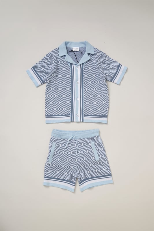This True Knit resort shirt and shorts set from Norn Studios features a cool patterned design, perfect for summer days and getaways. The lightweight, breathable fabric keeps your little one cool, while the matching shorts complete the relaxed, vacation-ready look. Ideal for sunny adventures and laid-back afternoons.