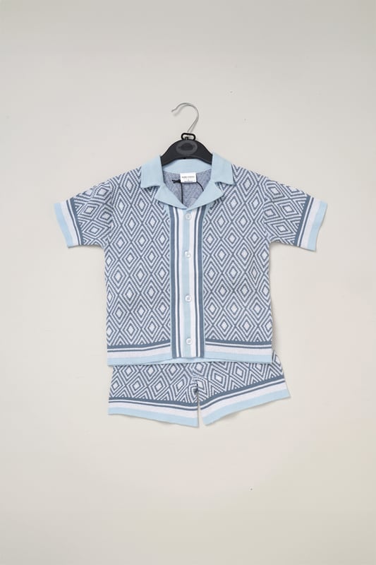 This True Knit resort shirt and shorts set from Norn Studios features a cool patterned design, perfect for summer days and getaways. The lightweight, breathable fabric keeps your little one cool, while the matching shorts complete the relaxed, vacation-ready look. Ideal for sunny adventures and laid-back afternoons.