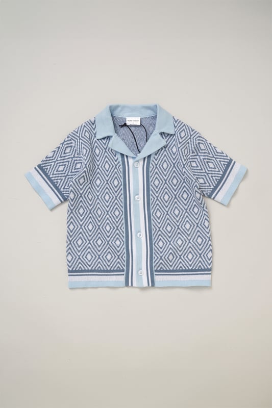 This True Knit resort shirt and shorts set from Norn Studios features a cool patterned design, perfect for summer days and getaways. The lightweight, breathable fabric keeps your little one cool, while the matching shorts complete the relaxed, vacation-ready look. Ideal for sunny adventures and laid-back afternoons.