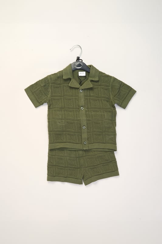 This True Knit resort shirt and shorts set from Norn Studios features a cool patterned design, perfect for summer days and getaways. The lightweight, breathable fabric keeps your little one cool, while the matching shorts complete the relaxed, vacation-ready look. Ideal for sunny adventures and laid-back afternoons.