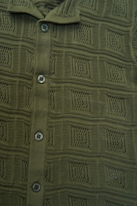 This True Knit resort shirt and shorts set from Norn Studios features a cool patterned design, perfect for summer days and getaways. The lightweight, breathable fabric keeps your little one cool, while the matching shorts complete the relaxed, vacation-ready look. Ideal for sunny adventures and laid-back afternoons.