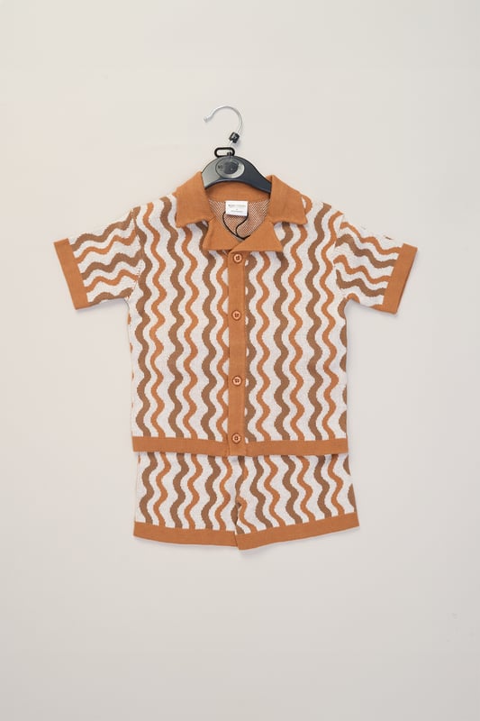This True Knit resort shirt and shorts set from Norn Studios features a cool patterned design, perfect for summer days and getaways. The lightweight, breathable fabric keeps your little one cool, while the matching shorts complete the relaxed, vacation-ready look. Ideal for sunny adventures and laid-back afternoons.