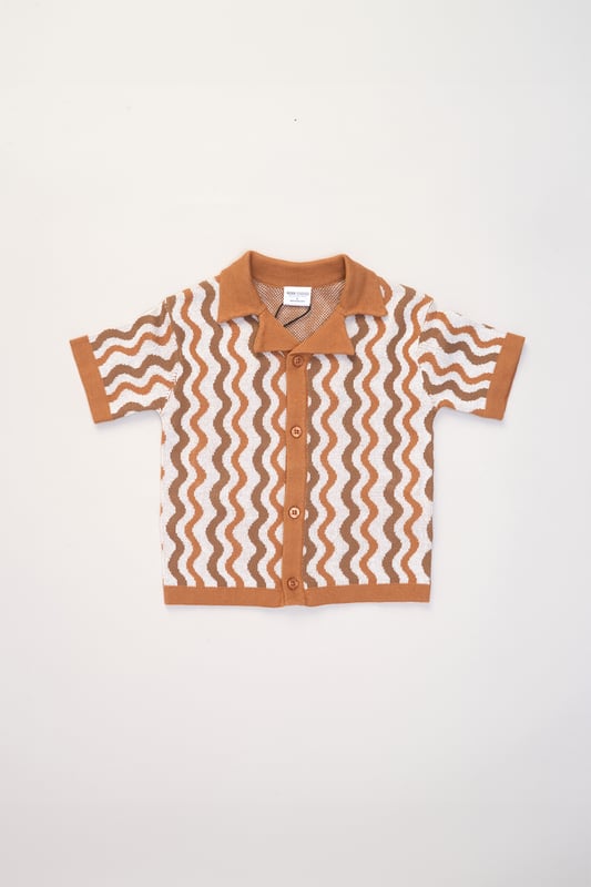 This True Knit resort shirt and shorts set from Norn Studios features a cool patterned design, perfect for summer days and getaways. The lightweight, breathable fabric keeps your little one cool, while the matching shorts complete the relaxed, vacation-ready look. Ideal for sunny adventures and laid-back afternoons.