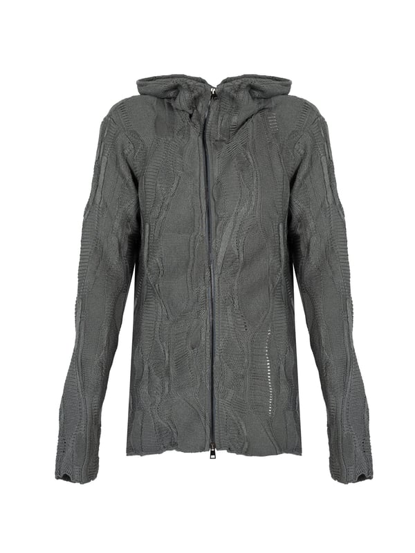 Die einheitliche Farbe dieses Pullovers macht ihn extrem vielseitig und passend zu vielen Outfits, sowohl für den Alltag als auch für elegantere Anlässe, was ihn zu einem unverzichtbaren Kleidungsstück macht.

Der Pullover mit aufwendigen Stickereien ist ein echtes Kunstwerk, das die Aufmerksamkeit auf sich zieht und jeder Outfit einen Charakter verleiht, während die sorgfältig ausgeführten Details die höchste Qualität der Verarbeitung beweisen.

Ein mit Reißverschluss verschließbarer Pullover ist eine praktische Lösung, die schnelles und bequemes Anziehen ermöglicht sowie die Regulierung der Wärme, was besonders an kühleren Tagen nützlich ist.

Ein Pullover mit Kapuze ist die ideale Wahl für windige und kühle Tage, schützt den Kopf vor Kälte und verleiht einen sportlichen, unverbindlichen Charakter, was ihn perfekt für jede Gelegenheit macht.

Hergestellt in Italien, was die höchste Qualität der Materialien und die Präzision der Verarbeitung garantiert, fügt es auch Prestige und die Sicherheit hinzu, dass Sie ein Produkt aus einem Land tragen, das für sein hervorragendes Handwerk und Mode berühmt ist.