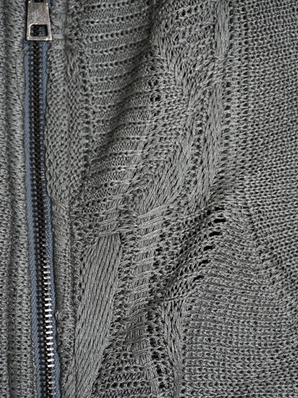 Die einheitliche Farbe dieses Pullovers macht ihn extrem vielseitig und passend zu vielen Outfits, sowohl für den Alltag als auch für elegantere Anlässe, was ihn zu einem unverzichtbaren Kleidungsstück macht.

Der Pullover mit aufwendigen Stickereien ist ein echtes Kunstwerk, das die Aufmerksamkeit auf sich zieht und jeder Outfit einen Charakter verleiht, während die sorgfältig ausgeführten Details die höchste Qualität der Verarbeitung beweisen.

Ein mit Reißverschluss verschließbarer Pullover ist eine praktische Lösung, die schnelles und bequemes Anziehen ermöglicht sowie die Regulierung der Wärme, was besonders an kühleren Tagen nützlich ist.

Ein Pullover mit Kapuze ist die ideale Wahl für windige und kühle Tage, schützt den Kopf vor Kälte und verleiht einen sportlichen, unverbindlichen Charakter, was ihn perfekt für jede Gelegenheit macht.

Hergestellt in Italien, was die höchste Qualität der Materialien und die Präzision der Verarbeitung garantiert, fügt es auch Prestige und die Sicherheit hinzu, dass Sie ein Produkt aus einem Land tragen, das für sein hervorragendes Handwerk und Mode berühmt ist.